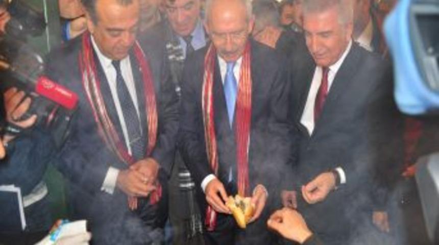 Kılı&ccedil;daroğlu, İzmir&rsquo;de Hamsi Ş&ouml;lenine Katıldı