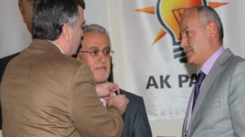 Ak Parti&rsquo;ye Katılan Has Parti Eski İl&ccedil;e Başkanına Rozet