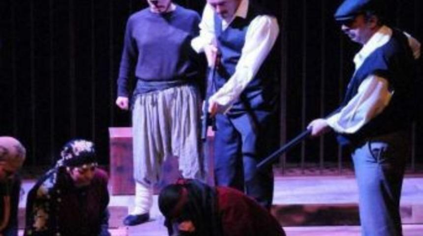 A&uuml;&rsquo;de 3.sayfadan Kadın Hikayeleri Sahneleniyor