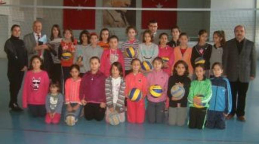 Burhaniye&rsquo;de &Ouml;ğrencilere Voleybol Kursu