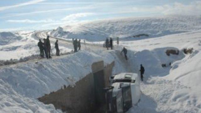 Nişan yolunda feci kaza: 1 ölü, 20 yaralı