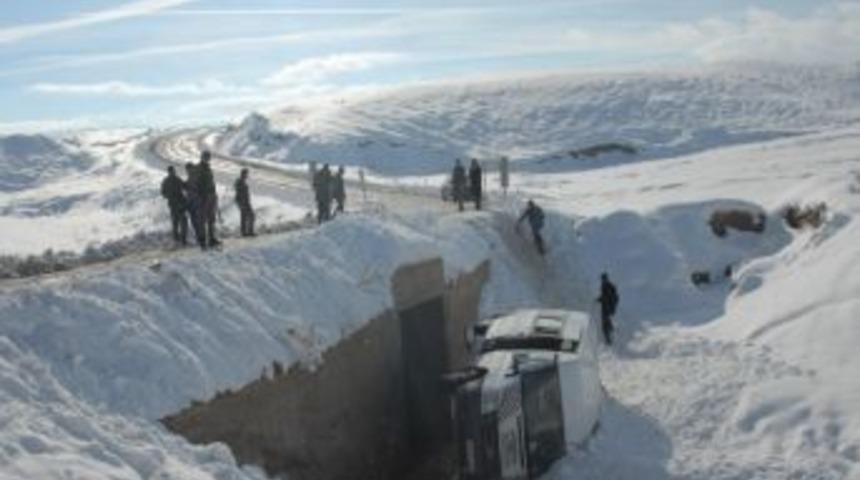 Nişan yolunda feci kaza: 1 ölü, 20 yaralı