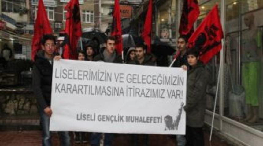 Liseli Gençler, Kıyafet Yönetmeliğini Eleştirdi