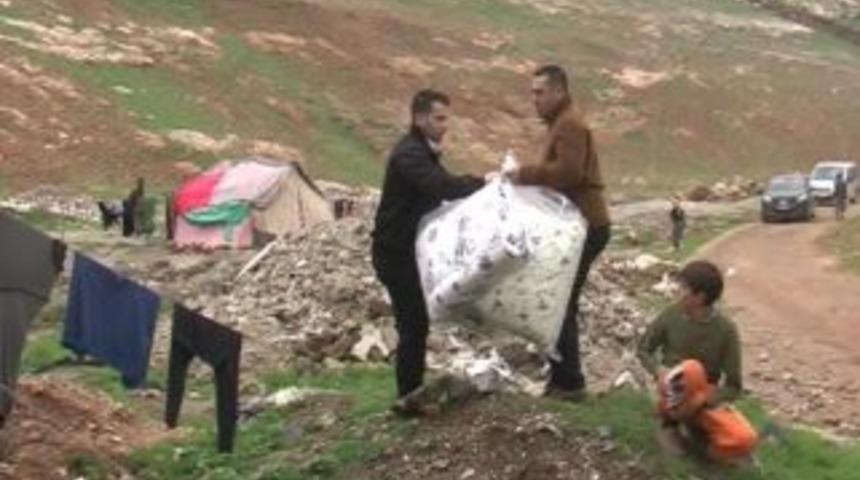 Ahırda yaşayan Suriyelilere yardım