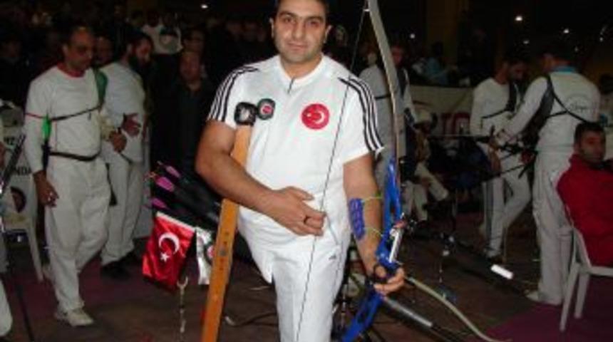 Tek Bacağına Dayanarak Ok Attı