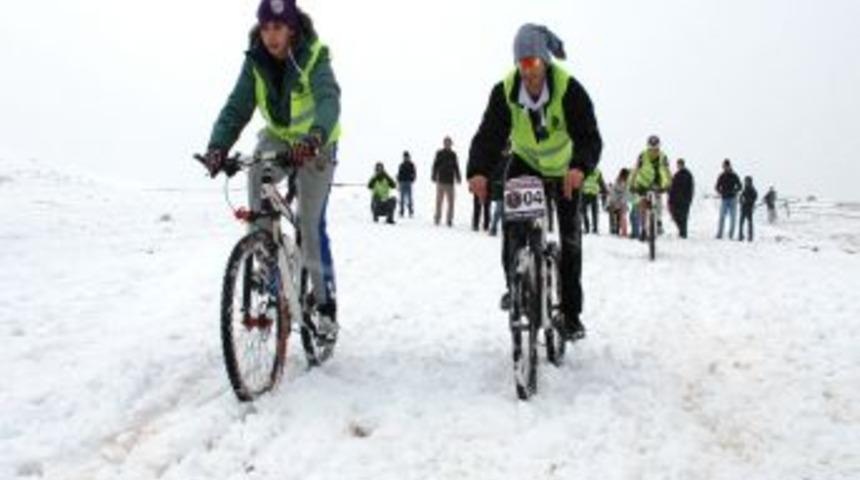 &Ccedil;ambaşı Kayak Merkezi Ordulular'ın Akınına Uğruyor