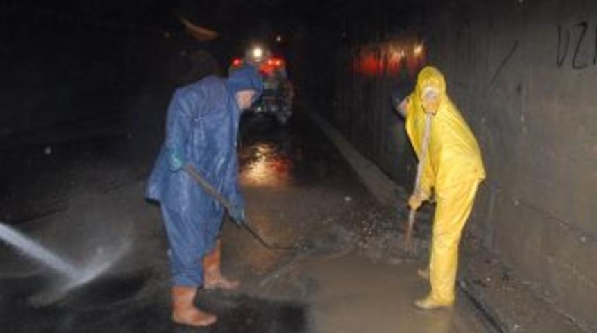 Adıyaman Belediyesi Ekipleri Sel Sonrası Temizlik &Ccedil;alışmalarını S&uuml;rd&uuml;r&uuml;yor