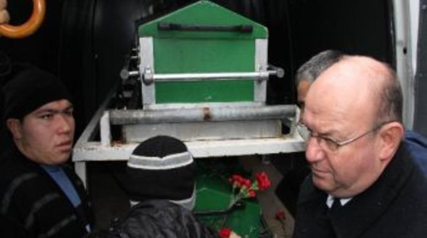 Sigara İ&ccedil;erken Balkondan D&uuml;şen Gazeteci Toprağa Verildi