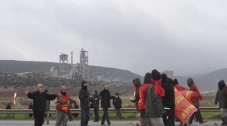 Yol Kapatmak Isteyen Grupla, G&uuml;venlik G&uuml;&ccedil;leri Arasında Arbede &Ccedil;ıktı