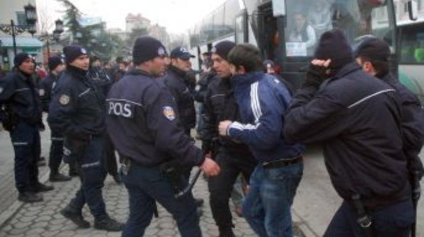 Taraftar Birbirine Girdi, 1 Kişi Yaralandı