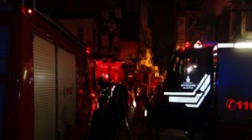 Kapalı&ccedil;arşı'da Yangın &Ccedil;ıktı