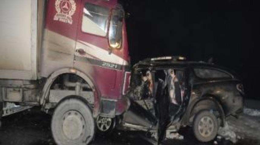 Y&uuml;ksekova'da Trafik Kazası: 2 &Ouml;l&uuml;, 4 Yaralı
