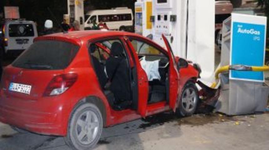 Otomobil Benzin Istasyonuna Girdi, Facianın Eşiğinden D&ouml;n&uuml;ld&uuml;