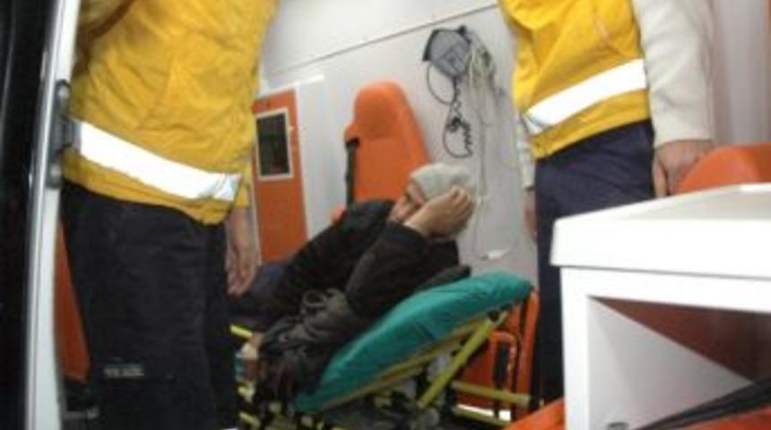 Hasta Kurtarmaya Giden Ambulans &Ccedil;amura Saplandı