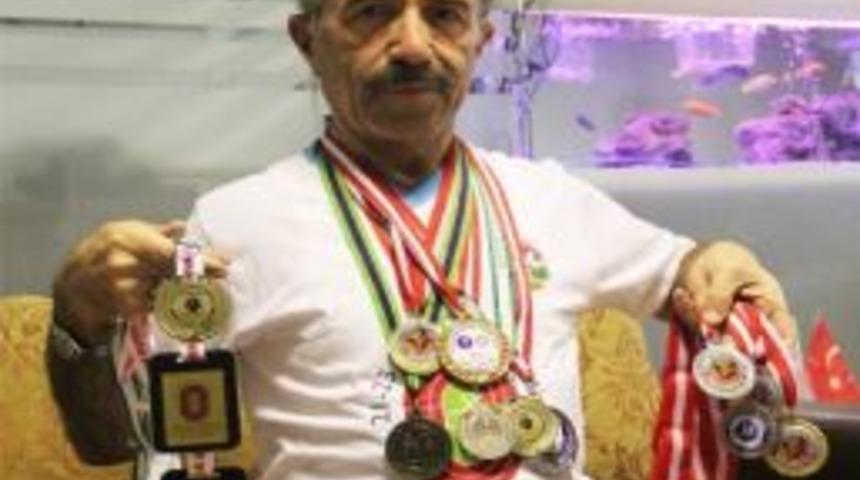 68 Yaşındaki Ali Turan Madalyaya Doymuyor
