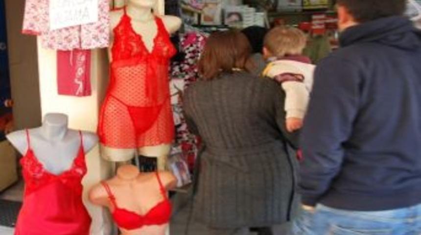 Vitrinler Kırmızıya Boyandı