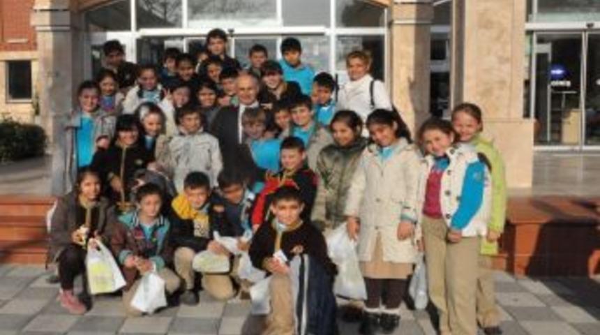 Başkan Akg&uuml;n, &Ouml;ğrencileri &ldquo;&ccedil;anakkale 1915&rdquo; Filmine Davet Etti