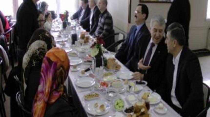 D&uuml;zce Belediye Başkanı İsmail Bayram;