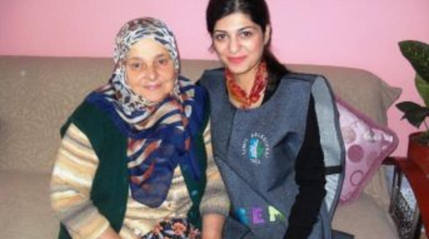 Gen&ccedil;ler Yaşlıları Ziyaret Ediyor