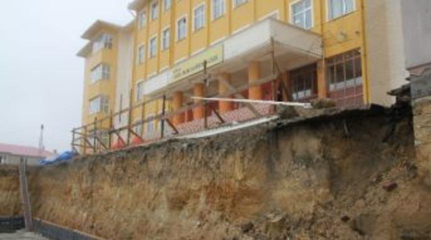 Heyelan Tehlikesi Yaşayan Okulun Velileri Tepkili