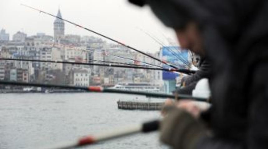 Hali&ccedil;'e Aktarılan Deniz Suyu, Amat&ouml;r Balık&ccedil;ının Kovasını Doldurdu