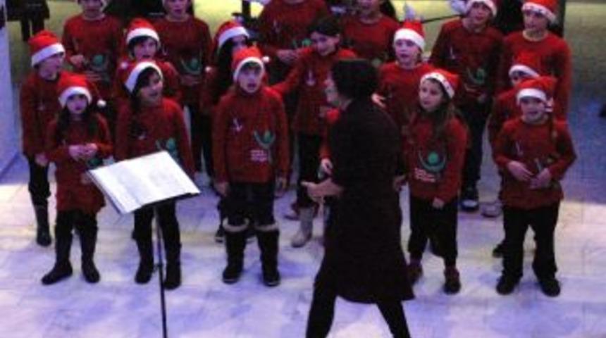 Noel İ&ccedil;in Şarkı S&ouml;ylediler