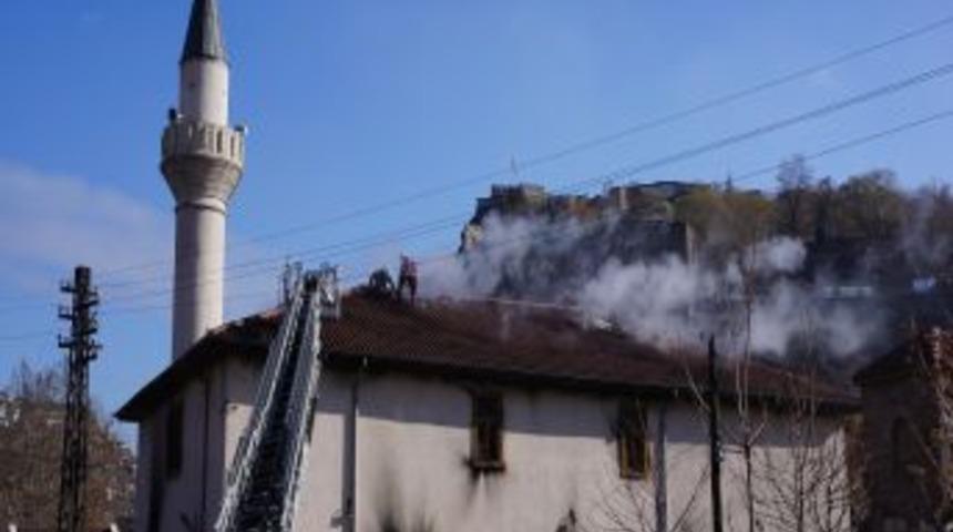 Tarihi Tabakhane Camii'nde &Ccedil;ıkan Yangın Korkuttu