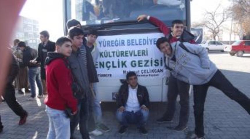 Y&uuml;reğir Belediyesi, K&uuml;lt&uuml;r Evlerine Gelen &Ccedil;ocukları Geziye G&ouml;nderdi