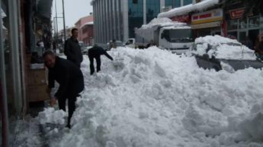 Sarıkamış'ta Ara&ccedil;lar Kar Altında Kaldı