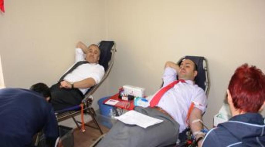 Erzincan Vali Yardımcıları Kızılay'a Toplu Kan Verdi