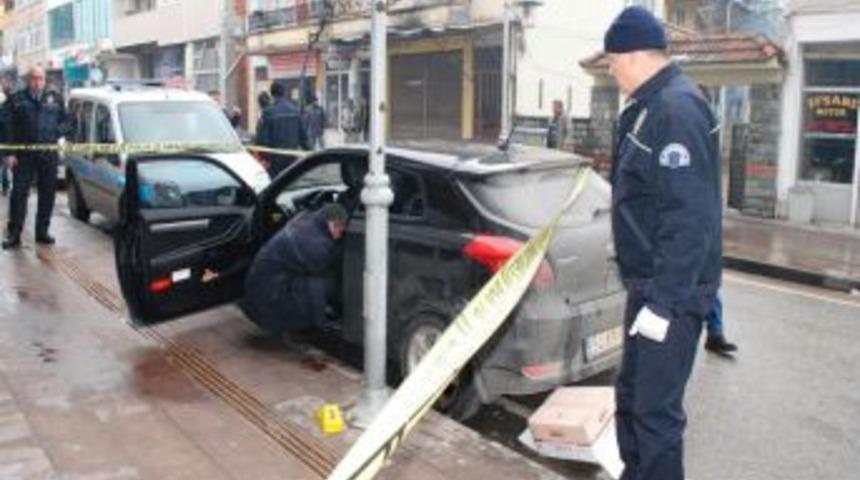 Esnaf, Otomobilinde Tabancayla Başından Vurulmuş Halde Bulundu