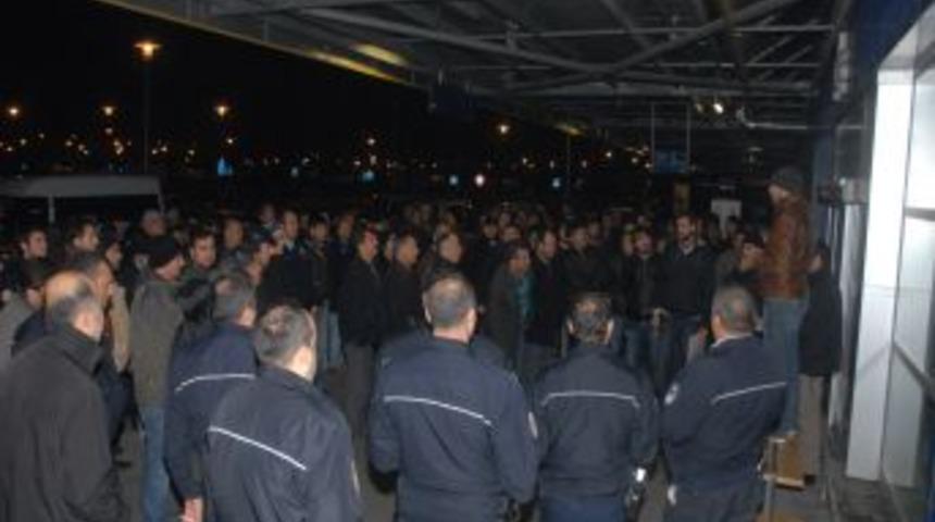İzmir'de Su&ccedil; &Ouml;rg&uuml;t&uuml;ne B&uuml;y&uuml;k Operasyon: 23 Kişi G&ouml;zaltına Alındı