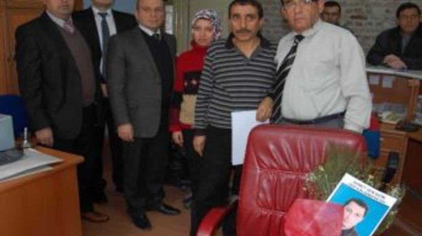 &Ouml;len Arkadaşlarının Masasına &Ccedil;i&ccedil;ek Bıraktılar