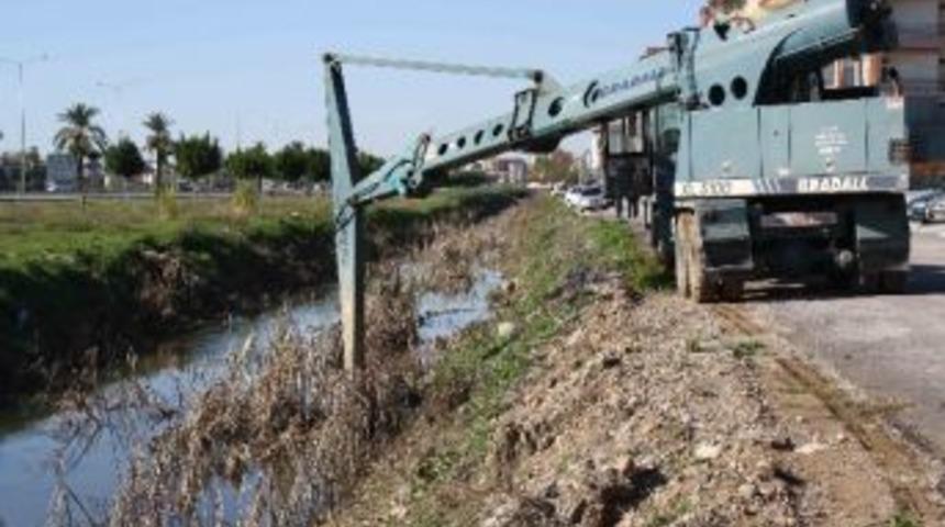Manavgat &Ccedil;evreyolunda Kanal Temizliği &Ccedil;alışmaları Devam Ediyor