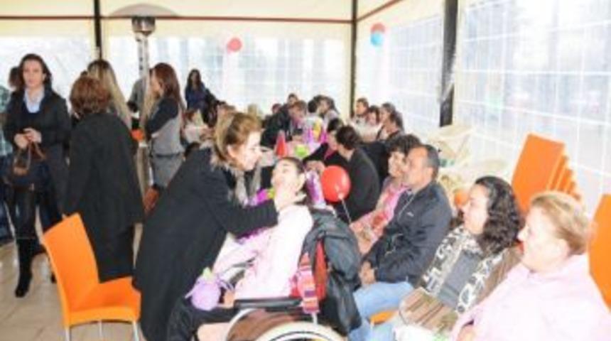 Marmaris'te Engelli &Ccedil;ocuklar Yeni Yıl Partisinde Eğlendi