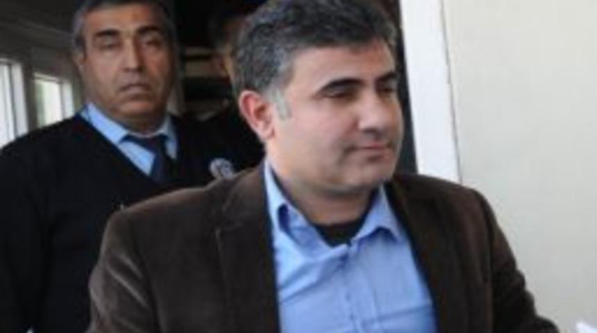 &Ouml;ğrenciler M&uuml;d&uuml;r Ve M&uuml;d&uuml;r Yardımcısını Bı&ccedil;akladı