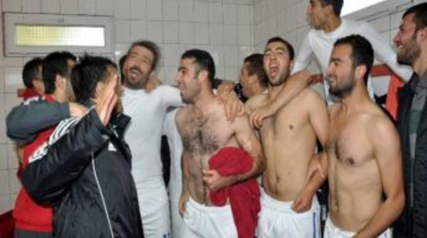 Şahinbey Futbol Takımı Zirve Y&uuml;r&uuml;y&uuml;ş&uuml;n&uuml; S&uuml;rd&uuml;r&uuml;yor
