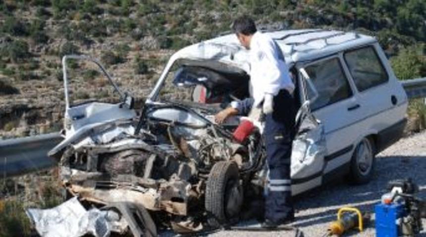 Silifke'de Trafik Kazası: 2 &Ouml;l&uuml;