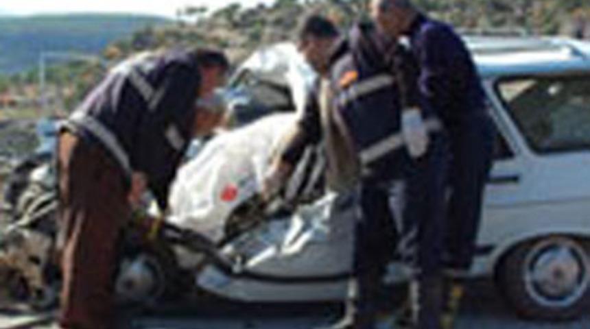 Otomobil ile kamyon &ccedil;arpıştı! 2 &ouml;l&uuml;