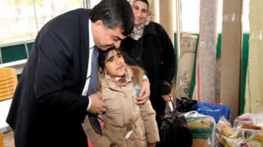 G&ouml;rme Engelli &Ouml;ğrenci Suriyeli M&uuml;lteciler I&ccedil;in Montunu Bağışladı