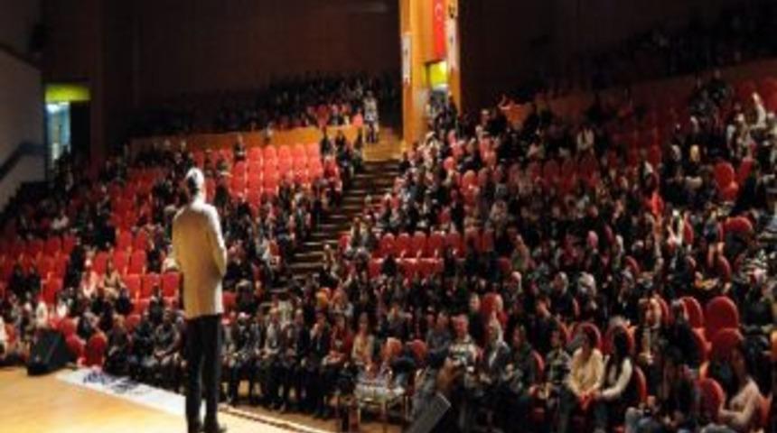 Şair Nurullah Gen&ccedil;, Sevenleriyle Buluştu