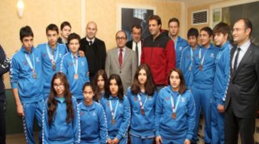 PA&Uuml; Y&uuml;zme Takımı Yılı 17 Madalyayla Kapattı