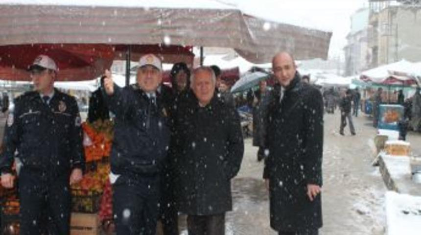 Bayburt Emniyet M&uuml;d&uuml;r&uuml;, Pazarcı Esnafı Ile G&ouml;r&uuml;şt&uuml;
