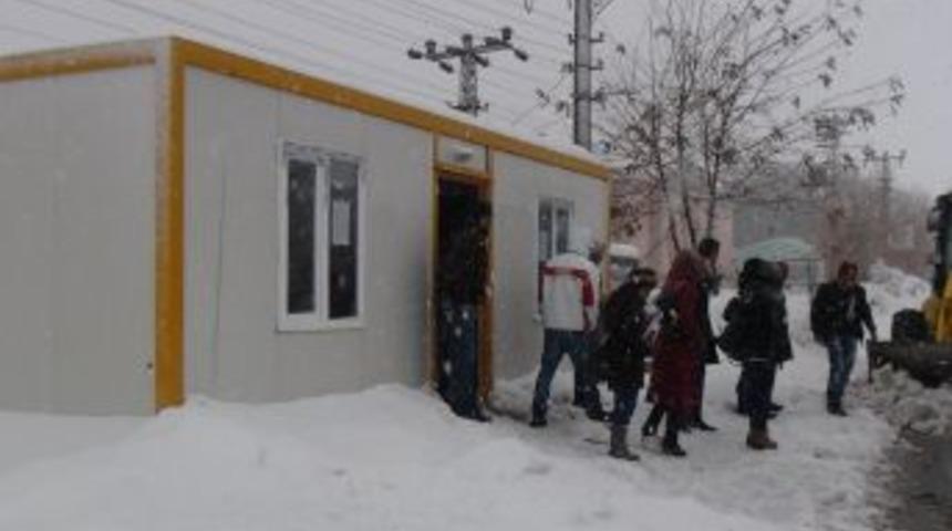 Depremzedeleri Soğuktan Koruyan Konteynerler Şimdi Bitlisleri Kardan Koruyor