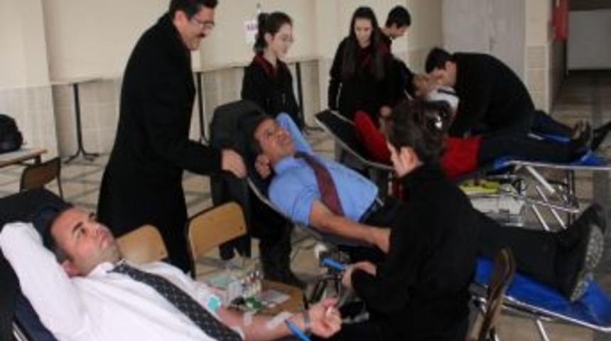 &Ouml;ğrenciler Kan Bağışladı
