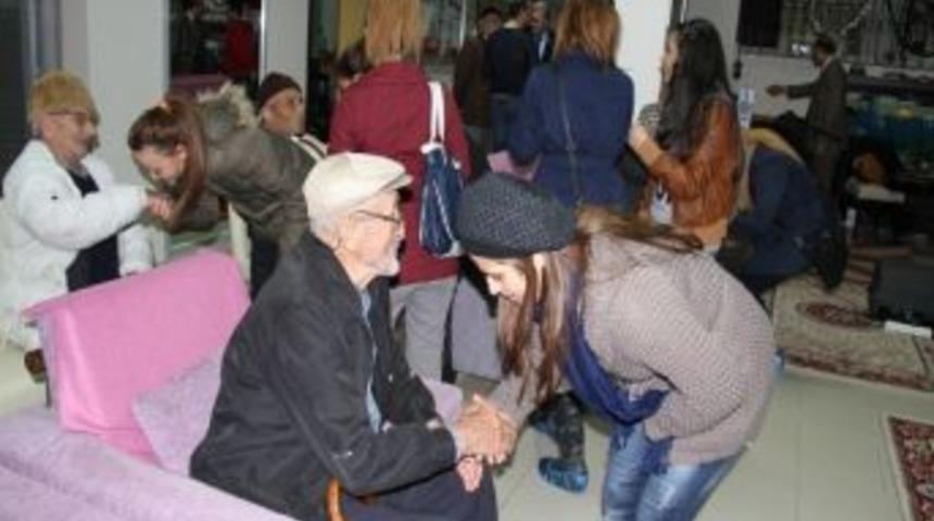 Huzurevi Sakinleri Yılbaşını Erken Kutladı