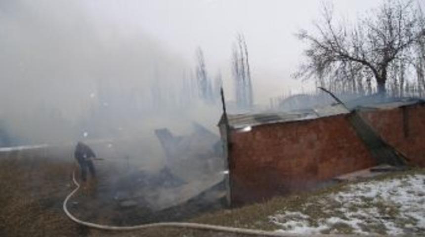 Arıcılara Ait Kul&uuml;be Yanarak K&uuml;l Oldu