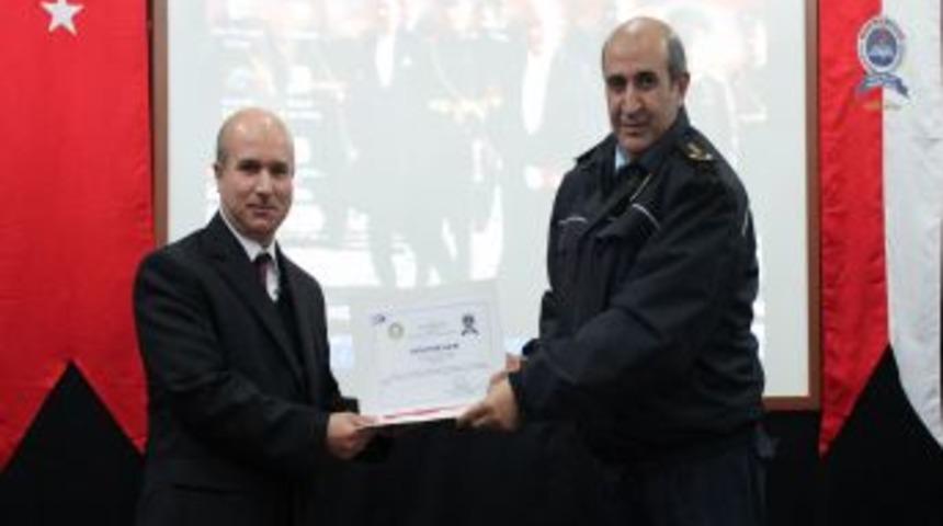 Polislere Adaylarına Nasihat: Muhabirin Makinesini Kırmak &Ccedil;are Değil