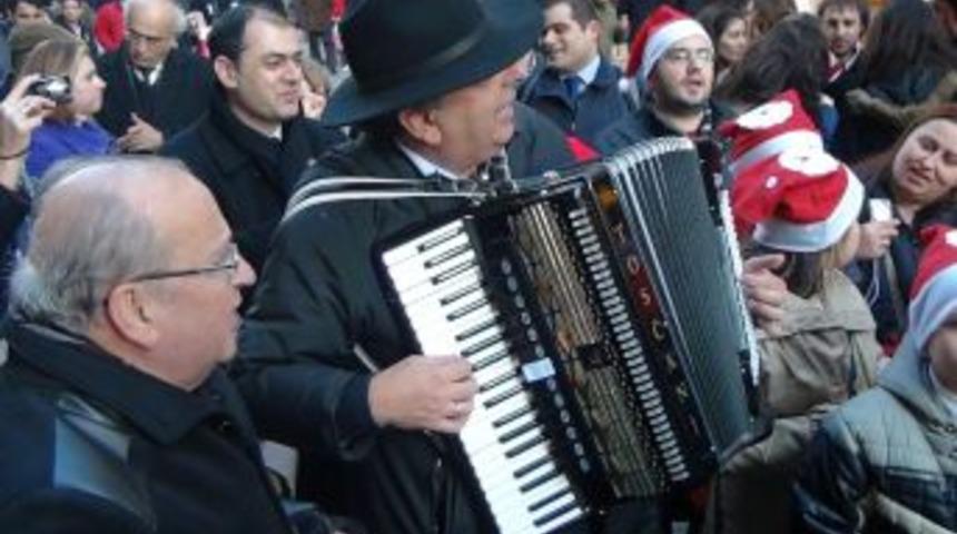 Rum &Ouml;ğrenciler, Yılbaşını İstiklal Caddesi'nde Kutladı