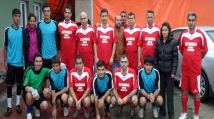 Tarsus'ta Polis Ve &Ouml;ğrenciler Halı Sahada Kozlarını Paylaştı